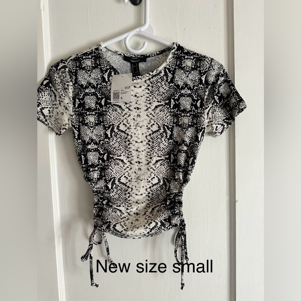 Black and white print top
